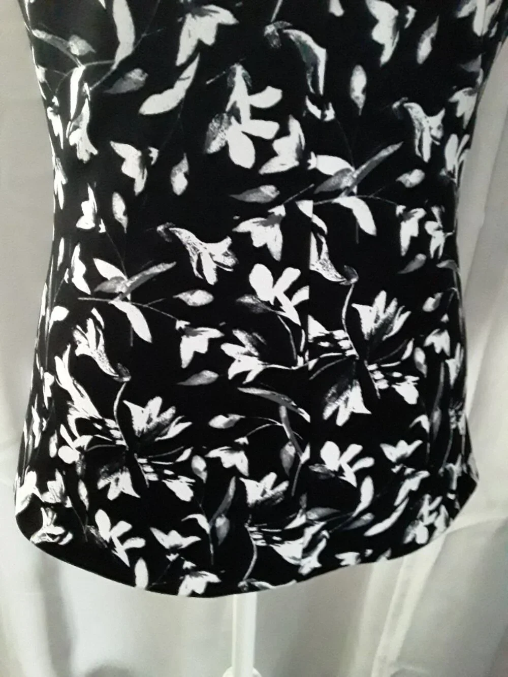 White House Black Market lovely black and white halter top size S - Picture 8 of 10